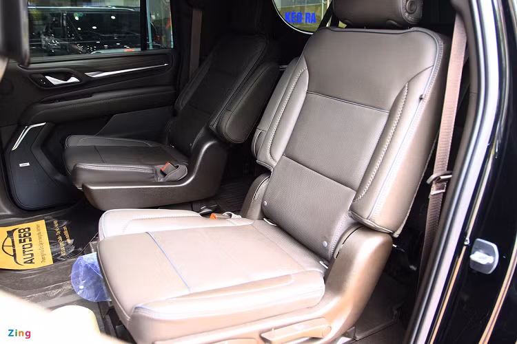 Xe có 7 chỗ ngồi, với thiết lập 2 chỗ cho hàng ghế thứ 2 và 3 chỗ ở hàng ghế cuối. Nhờ kích thước đồ sộ, tất cả vị trí ngồi của Yukon XL đều đủ rộng rãi với vóc dáng người Việt.