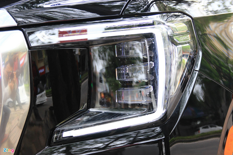 GMC Yukon XL Denali 2021 có vóc dáng đồ sộ, vuông vức với nhiều chi tiết mạ, ốp kim loại và crôm ở ngoại thất, tương tự nhiều mẫu SUV tới từ Mỹ. Xe sử dụng bộ la-zăng 22 inch, cụm đèn trước/sau LED toàn bộ. 