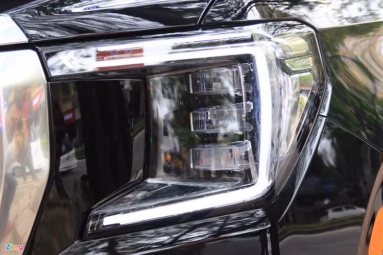 GMC Yukon XL Denali 2021 có vóc dáng đồ sộ, vuông vức với nhiều chi tiết mạ, ốp kim loại và crôm ở ngoại thất, tương tự nhiều mẫu SUV tới từ Mỹ. Xe sử dụng bộ la-zăng 22 inch, cụm đèn trước/sau LED toàn bộ. 