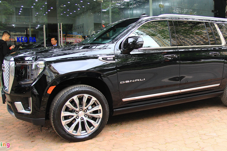Chiếc xe SUV GMC Yukon 2021 trong bài viết thuộc biến thể XL có trục cơ sở kéo dài, được phát triển trên cùng nền tảng với Chevrolet Suburban. Đây đồng thời cũng là phiên bản Denali cao nhất. Yukon XL Denali 2021 có chiều dài cơ sở 3.302 mm, chiều dài tổng thể 5.697 mm.