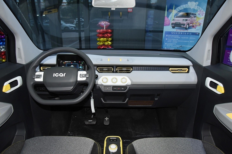 Ngoài giá bán, Chery QQ Ice Cream 2022 còn có kích thước tương tự Wuling Hongguang Mini EV. Cụ thể, mẫu xe này sở hữu chiều dài 2.980 mm, chiều rộng 1.496 mm, chiều cao 1.637 mm và chiều dài cơ sở 1.960 mm. Ngoài ra, xe còn có trọng lượng dao động từ 699 - 743 kg, tùy vào phiên bản.