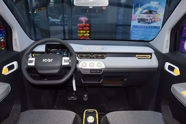 Ngoài giá bán, Chery QQ Ice Cream 2022 còn có kích thước tương tự Wuling Hongguang Mini EV. Cụ thể, mẫu xe này sở hữu chiều dài 2.980 mm, chiều rộng 1.496 mm, chiều cao 1.637 mm và chiều dài cơ sở 1.960 mm. Ngoài ra, xe còn có trọng lượng dao động từ 699 - 743 kg, tùy vào phiên bản.