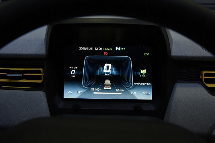 Bên ngoài, Chery QQ Ice Cream 2022 cũng có thiết kế vuông vức và dễ thương như Wuling Hongguang Mini EV. Trên đầu xe, Chery QQ Ice Cream được trang bị cụm đèn pha khá lớn, tích hợp dải đèn LED định vị ban ngày hình chữ "U". Vì là ô tô điện nên mẫu xe này không có lưới tản nhiệt mà chỉ được trang bị hốc gió trung tâm trên cản trước.