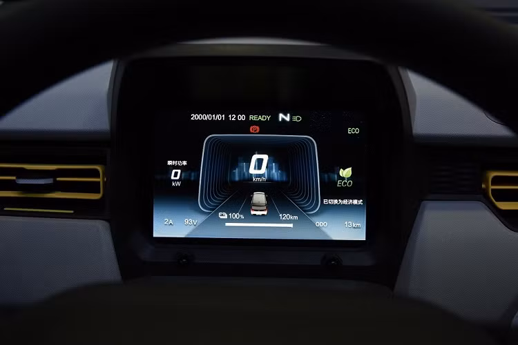 Bên ngoài, Chery QQ Ice Cream 2022 cũng có thiết kế vuông vức và dễ thương như Wuling Hongguang Mini EV. Trên đầu xe, Chery QQ Ice Cream được trang bị cụm đèn pha khá lớn, tích hợp dải đèn LED định vị ban ngày hình chữ "U". Vì là ô tô điện nên mẫu xe này không có lưới tản nhiệt mà chỉ được trang bị hốc gió trung tâm trên cản trước.