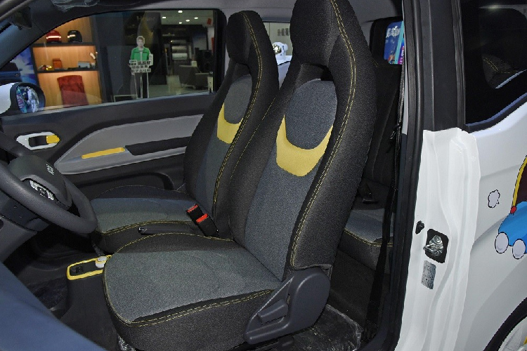 Trong khi đó, ghế của xe được bọc nỉ, phối màu trẻ trung và khâu bằng chỉ màu tương phản. Ở giữa 2 ghế trước là cụm điều khiển trung tâm khá nhỏ với núm xoay chuyển số. Riêng 2 ghế sau của xe có thể gập xuống với tỷ lệ 50:50.