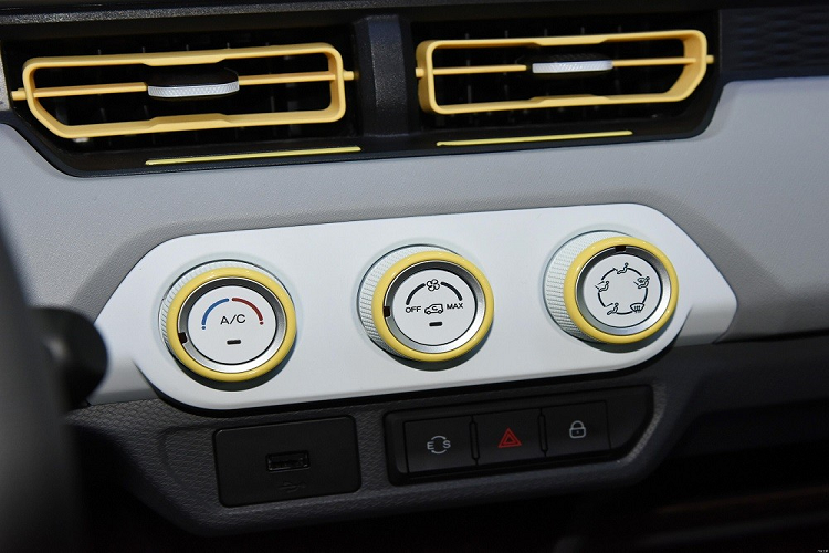 Trong khi đó, ở bên sườn, xe đi kèm các các cột và nóc màu đen, tạo hiệu ứng "nóc lơ lửng". Ngoài ra, xe còn có bộ vành 12 inch, nằm trong lốp với kích thước 145/70. Đằng sau Chery QQ Ice Cream 2022 cũng có cụm đèn hậu LED với tạo hình bên trong giống đèn pha, 2 đèn phản quang hình tròn trên cản sau và cánh gió mui nhỏ, tích hợp đèn phanh trên cao.