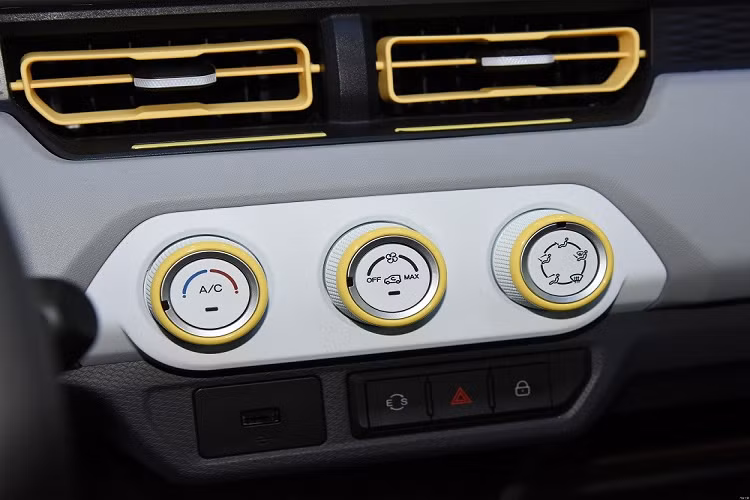 Trong khi đó, ở bên sườn, xe đi kèm các các cột và nóc màu đen, tạo hiệu ứng "nóc lơ lửng". Ngoài ra, xe còn có bộ vành 12 inch, nằm trong lốp với kích thước 145/70. Đằng sau Chery QQ Ice Cream 2022 cũng có cụm đèn hậu LED với tạo hình bên trong giống đèn pha, 2 đèn phản quang hình tròn trên cản sau và cánh gió mui nhỏ, tích hợp đèn phanh trên cao.