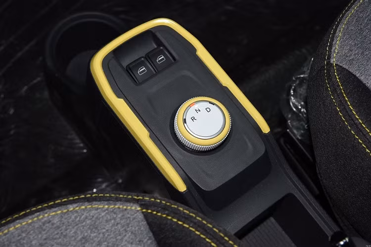 Bên trong mẫu ô tô điện Trung Quốc này là không gian nội thất 4 chỗ ngồi, tương tự Wuling Hongguang Mini EV. Tuy nhiên, so với đối thủ, Chery QQ Ice Cream 2022 sở hữu nội thất tạo cảm giác cao cấp hơn với bảng đồng hồ kỹ thuật số, vô lăng 2 chấu có thiết kế vát đáy thể thao, tích hợp phím chức năng, hệ thống điều hòa và kết nối Bluetooth.