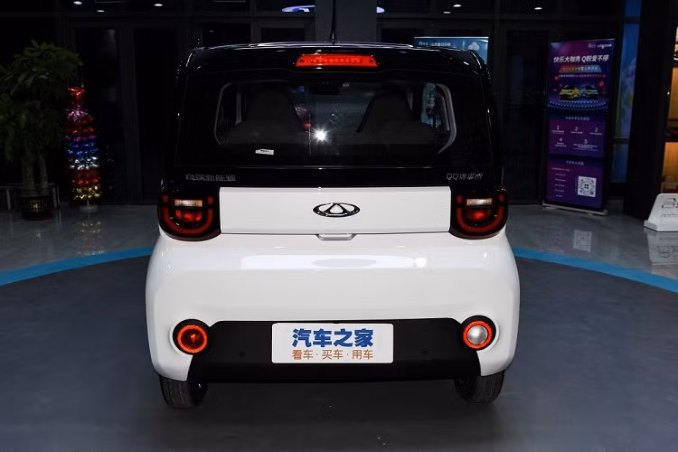 Về an toàn, Chery QQ Ice Cream 2022 được trang bị khá khiêm tốn với hệ thống cảnh báo áp suất lốp, cảm biến lùi phía sau, camera lùi và hệ thống hỗ trợ vượt dốc.