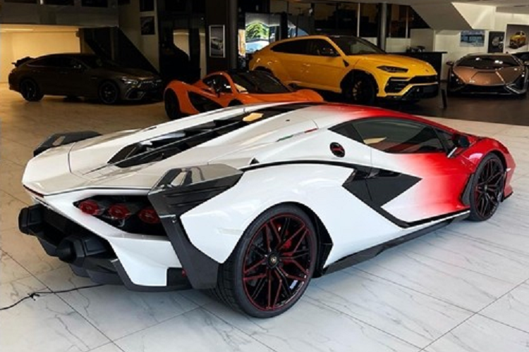Khá thú vị là khách hàng của đại lý Lamborghini Porrentruy lại chọn tông màu đỏ rực rỡ để phối cùng màu trắng.