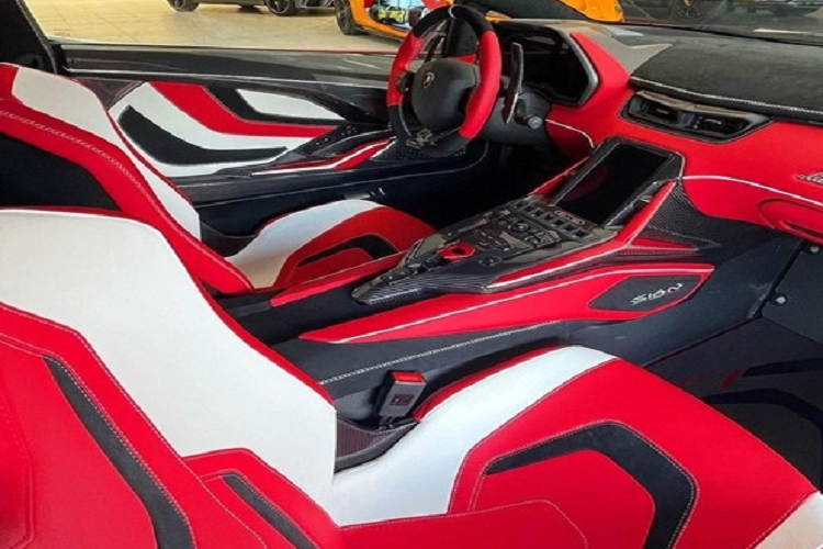 Chiếc siêu xe triệu đô hybrid Lamborghini Sian mới đến Thụy Sĩ có ngoại thất phối 2 tông màu là trắng và đỏ cùng với đó là nội thất khá "sexy" với tông màu đỏ làm chủ đạo cùng sọc trắng và sợi carbon làm điểm nhấn rất ấn tượng.