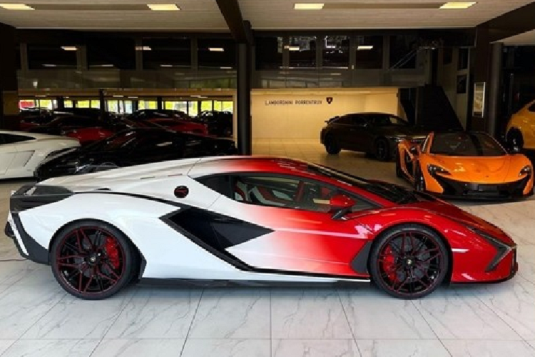 Tổng cộng, siêu xe Lamborghini Sian sở hữu công suất lên đến 808 mã lực và dễ dàng có thể tăng tốc từ vị trí xuất phát lên 100 km/h trong thời gian chỉ 2,8 giây trước khi đạt vận tốc tối đa 350 km/h.