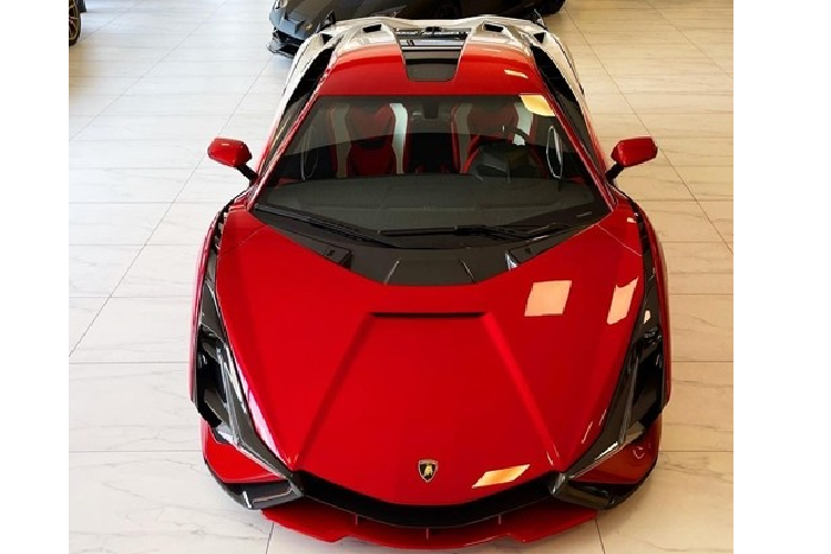 Lamborghini luôn biết cách làm hài lòng các thượng đế thích siêu xe giới hạn mà giá bán phải cực đắt đỏ khiến cho không phải ai cũng dám chi tiền khủng để chơi. Trong năm 2021 này, hãng siêu xe Ý sẽ phải bàn giao đủ 63 chiếc Lamborghini Sian giới hạn cho các đại lý để đến tay những khách hàng VIP của mình.
