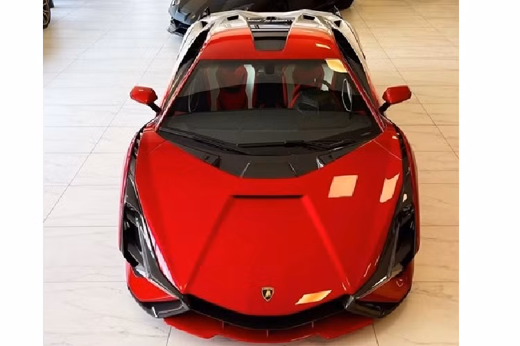 Lamborghini luôn biết cách làm hài lòng các thượng đế thích siêu xe giới hạn mà giá bán phải cực đắt đỏ khiến cho không phải ai cũng dám chi tiền khủng để chơi. Trong năm 2021 này, hãng siêu xe Ý sẽ phải bàn giao đủ 63 chiếc Lamborghini Sian giới hạn cho các đại lý để đến tay những khách hàng VIP của mình.
