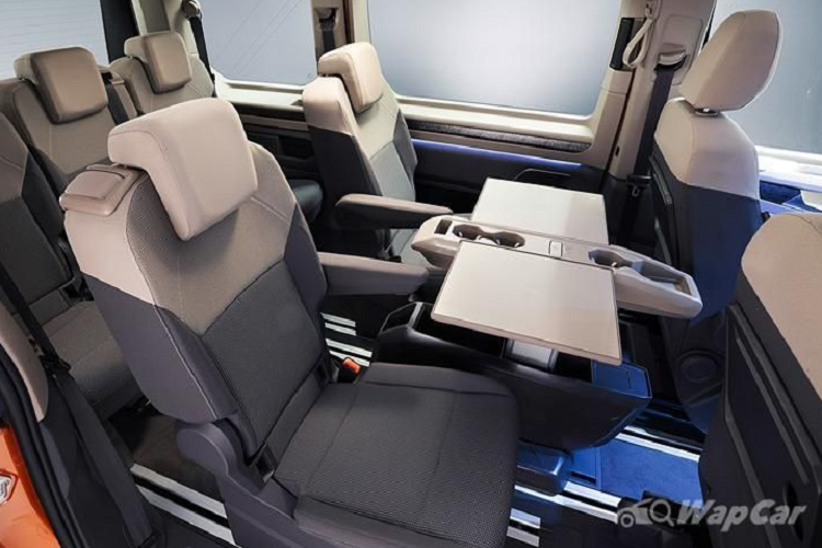 Đối với nội thất, Volkswagen Multivan hoàn toàn mới có cabin rộng rãi và giống như xe hơi thông thường với các bề mặt bóng bẩy đầy phong cách, đèn nền nội thất và màn hình cảm ứng thông tin giải trí 10 inch. Chưa hết, Multivan còn sở hữu những ghế hành khách phía sau nhẹ hơn 25% so với thông thường, giúp việc tháo và di chuyển ghế dễ dàng hơn. Sàn phẳng của Multivan cũng có hệ thống đường ray, cho phép sắp xếp chỗ ngồi linh hoạt.