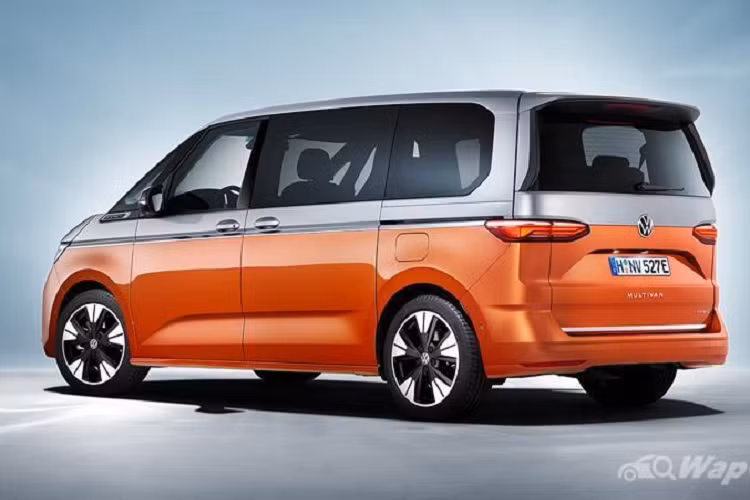 Về truyền động, Multivan chính là mẫu xe thương mại đầu tiên của Volkswagen được cung cấp tùy chọn động cơ plug-in hybrid. Hệ thống này bao gồm động cơ xăng 1.4L 4 xi-lanh thẳng hàng cho 150 mã lực kết hợp mô-tơ điện 85W và hộp số ly hợp kép 6 cấp. Sức mạnh đến từ pin lithium-ion 13 kWh được đặt bên dưới sàn xe.