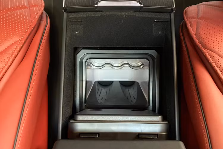 Tiếp theo là hai màn hình thông tin giải trí cho hàng ghế phía sau kích thước 11,6 inch và một máy tính bảng 7.0 inch có thể tháo rời ở bệ điều khiển trung tâm như một phần của gói trang bị Business Center Console. Chưa hết, mẫu sedan hạng sang này còn được trang bị hệ thống lọc không khí có tên Energizing Air Control có thể lọc được bụi mịn, phấn hoa và mùi mồ hôi. Bên cạnh đó, tương tự phiên bản tiền nhiệm, S-Class mới cũng được trang bị hệ thống Air Balance với bộ lọc không khí có chức năng ion hóa oxy và cung cấp 2 loại nước hoa đặc biệt.