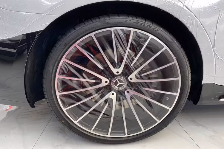 Bên cạnh đó, Trợ lý ảo điều khiển bằng giọng nói “Hey Mercedes” cũng được cải thiện và có khả năng đối thoại nhiều hơn. Một số hành động như nhận cuộc gọi đến hoặc hiển thị bản đồ giờ đây có thể được thực hiện ngay cả khi không cần từ khóa kích hoạt. Hiện tại, Trợ lý ảo điều khiển bằng giọng nói trên S-Class 2021 đã được hỗ trợ 27 ngôn ngữ với khả năng hiểu ngôn ngữ tự nhiên.