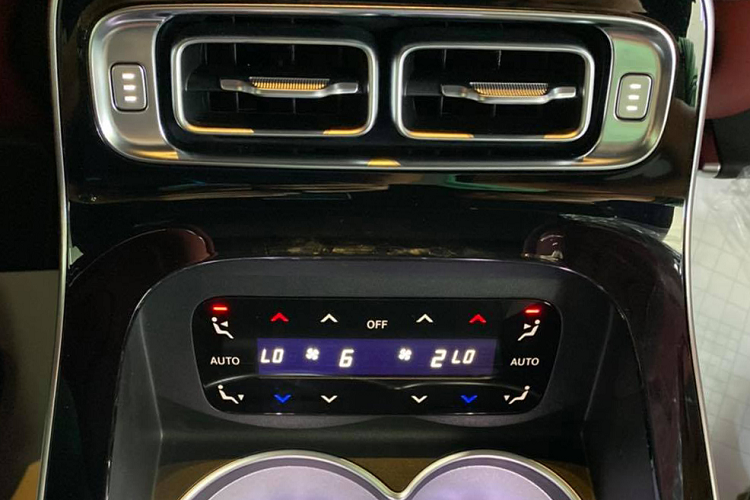 Một điểm nhấn nội thất khác của S-Class 2021 là hệ thống đèn trang trí nội thất chủ động mới được tích hợp để hoạt động cùng với các hệ thống hỗ trợ người lái và hệ thống Energizing Comfort. Ngoài ra, nó có thể củng cố các cảnh báo trực quan và đưa ra phản hồi khi vận hành hệ thống điều hòa nhiệt độ hoặc tính năng Trợ lý ảo điều khiển bằng giọng nói “Hey Mercedes”. Ngoài màn hình trung tâm cỡ lớn, xe còn được cung cấp 4 màn hình khác đặt khắp cabin. Đầu tiên là bảng đồng hồ kỹ thuật số 12,3 inch phía sau vô lăng.