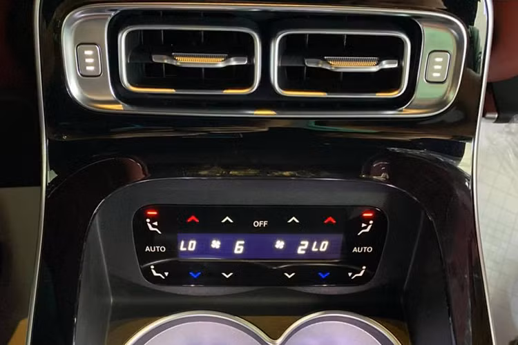 Một điểm nhấn nội thất khác của S-Class 2021 là hệ thống đèn trang trí nội thất chủ động mới được tích hợp để hoạt động cùng với các hệ thống hỗ trợ người lái và hệ thống Energizing Comfort. Ngoài ra, nó có thể củng cố các cảnh báo trực quan và đưa ra phản hồi khi vận hành hệ thống điều hòa nhiệt độ hoặc tính năng Trợ lý ảo điều khiển bằng giọng nói “Hey Mercedes”. Ngoài màn hình trung tâm cỡ lớn, xe còn được cung cấp 4 màn hình khác đặt khắp cabin. Đầu tiên là bảng đồng hồ kỹ thuật số 12,3 inch phía sau vô lăng.