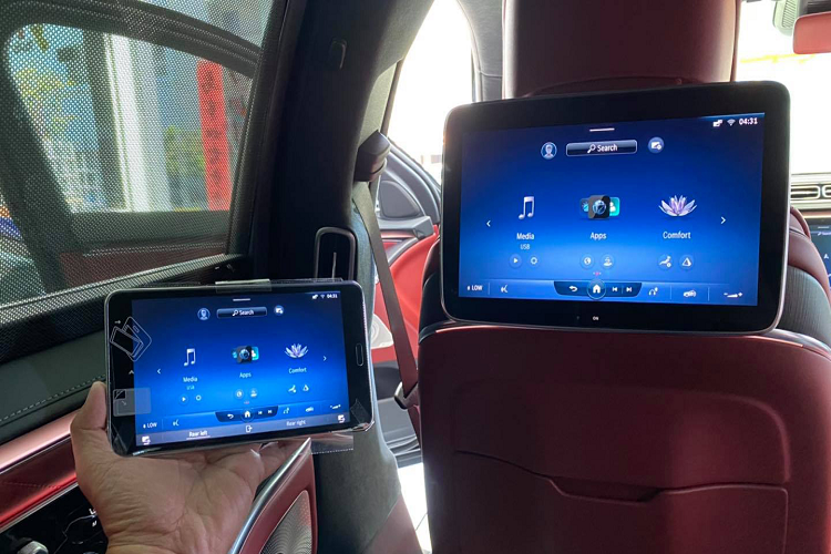 Màn hình thông tin giải trí này chạy trên phiên bản cập nhật của hệ thống thông tin giải trí Mercedes-Benz User Experience (MBUX) với nhiều nâng cấp đáng kể. Hệ thống thông tin giải trí MBUX mới được phát triển tập trung vào yếu tố con người với khả năng cá nhân hóa và vận hành trực quan hơn. Đơn cử như màn hình tương tác người lái 3D mới cho phép hiển thị không gian ba chiều thực sự mà không đòi hỏi người dùng phải đeo kính 3D.