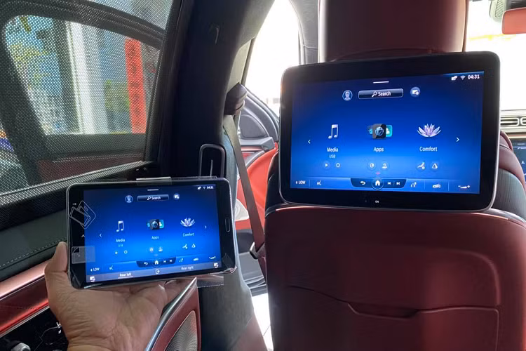 Màn hình thông tin giải trí này chạy trên phiên bản cập nhật của hệ thống thông tin giải trí Mercedes-Benz User Experience (MBUX) với nhiều nâng cấp đáng kể. Hệ thống thông tin giải trí MBUX mới được phát triển tập trung vào yếu tố con người với khả năng cá nhân hóa và vận hành trực quan hơn. Đơn cử như màn hình tương tác người lái 3D mới cho phép hiển thị không gian ba chiều thực sự mà không đòi hỏi người dùng phải đeo kính 3D.