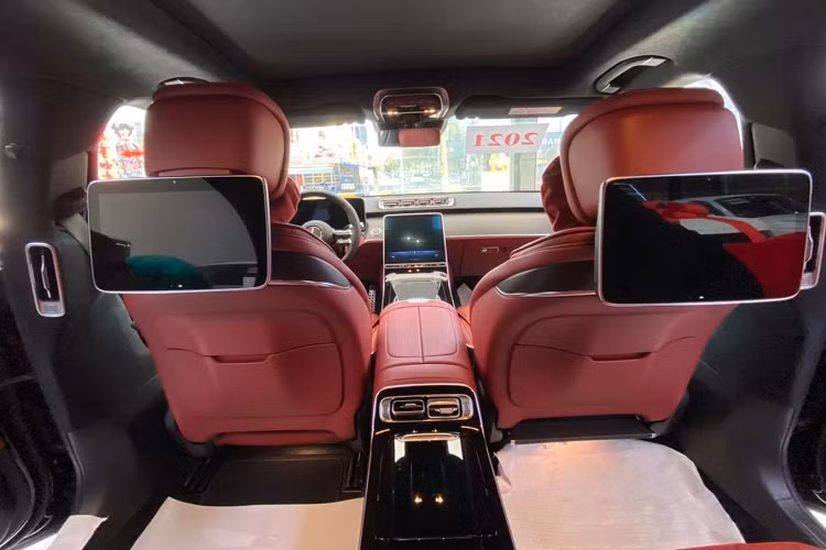Khoang cabin của S-Class mới được lấy cảm hứng từ kiến trúc nội thất và các yếu tố thiết kế du thuyền. Màn hình cảm ứng 12,8 inch mới của S-Class 2021 là điểm nhấn thu hút sự chú ý đầu tiên của người dùng với kiểu dáng thiết kế như một chiếc máy tính bảng cỡ khủng, thay thế cho màn hình 10,3 inch của mẫu xe trước đó. Tương tự như mẫu SUV cỡ lớn Cadillac Escalade mới, màn hình thông tin giải trí của S-Class 2021 cũng được cung cấp công nghệ OLED cho đồ họa sắc nét hơn và màu sắc tự nhiên hơn trong khi lượng tiêu thụ năng lượng ít hơn 30% so với màn hình LCD thông thường.