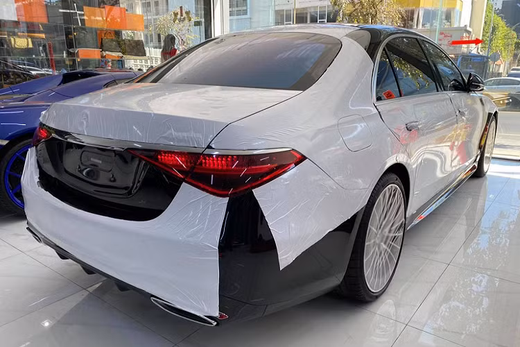 Mercedes-Benz S500 phiên bản cơ sở được trang bị động cơ 3.0L, 6 xi-lanh thẳng hàng cho công suất tối đa 362 hoặc 429 mã lực và mô-men xoắn cực đại 521 Nm. Phiên bản tiêu chuẩn này cũng được tích hợp công nghệ hybrid nhẹ 48-volt bổ sung thêm 21 mã lực và 250 Nm mô-men xoắn khi cần tăng tốc trong thời gian ngắn nhờ bộ khởi động EQ Boost.