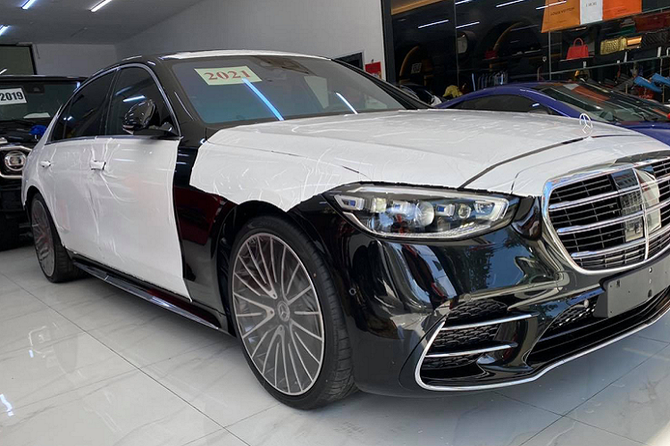 Về mặt thiết kế, thoạt nhìn bên ngoài có vẻ như Mercedes-Benz S-Class 2021 không khác nhiều so với phiên bản tiền nhiệm. Tuy nhiên, thực tế mẫu sedan đầu bảng này đã nhận được một danh sách dài những cải tiến về mặt kỹ thuật và công nghệ mới, hứa hẹn sẽ khiến cho mẫu xe biểu tượng này trở nên tuyệt vời hơn. Những tính năng mới quan trọng nhất bao gồm hai tùy chọn động cơ hybrid, màn hình cảm ứng trung tâm lớn với hệ thống thông tin giải trí MBUX mới nhất cùng công nghệ an toàn chủ động tiên tiến.