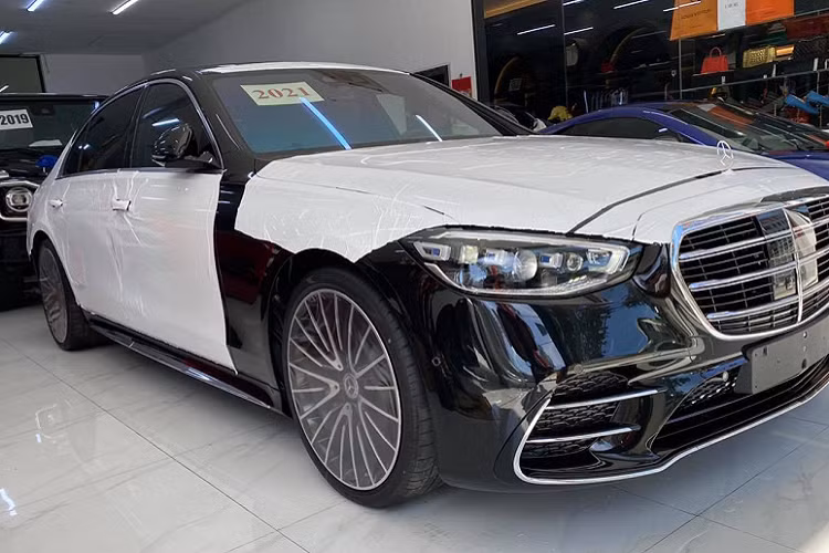 Về mặt thiết kế, thoạt nhìn bên ngoài có vẻ như Mercedes-Benz S-Class 2021 không khác nhiều so với phiên bản tiền nhiệm. Tuy nhiên, thực tế mẫu sedan đầu bảng này đã nhận được một danh sách dài những cải tiến về mặt kỹ thuật và công nghệ mới, hứa hẹn sẽ khiến cho mẫu xe biểu tượng này trở nên tuyệt vời hơn. Những tính năng mới quan trọng nhất bao gồm hai tùy chọn động cơ hybrid, màn hình cảm ứng trung tâm lớn với hệ thống thông tin giải trí MBUX mới nhất cùng công nghệ an toàn chủ động tiên tiến.