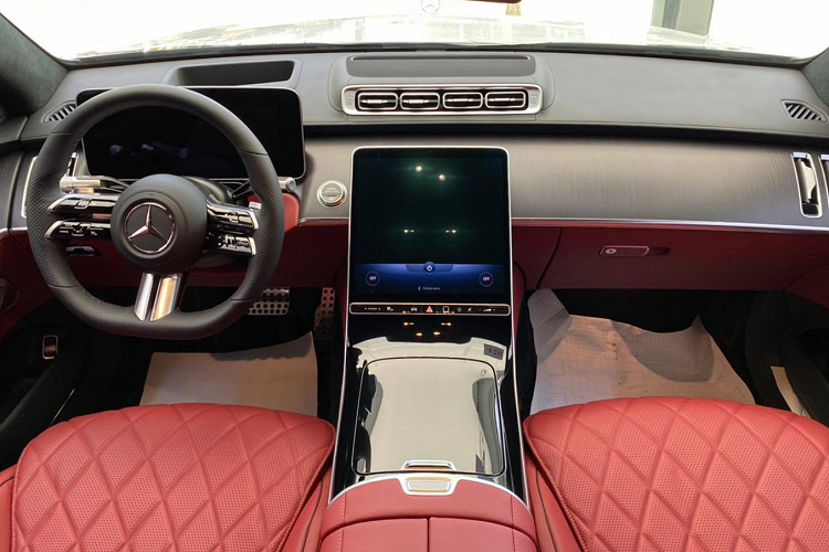 Những tinh chỉnh về ngoại thất dù nhỏ nhưng cũng đủ để mang đến cho Mercedes-Benz S-Class 2021 một diện mạo mới hiện đại và trẻ trung hơn. Mui xe dài hơn, đèn pha và mâm xe với thiết kế sắc nét hơn và đặc biệt cụm đèn hậu được ứng dụng ngôn ngữ thiết kế mới và được đặt nằm ngang. Tay nắm cửa giờ đây được đặt bằng phẳng với thân xe giúp cải thiện hệ số cản gió cho xe. Với hệ số cản gió 0,22, S-Class trở thành một trong những chiếc xe khí động học nhất thế giới. Để tiện so sánh, mẫu xe Tesla Model S có hệ số cản gió là 0,24.