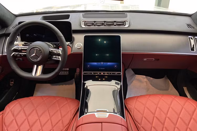 Những tinh chỉnh về ngoại thất dù nhỏ nhưng cũng đủ để mang đến cho Mercedes-Benz S-Class 2021 một diện mạo mới hiện đại và trẻ trung hơn. Mui xe dài hơn, đèn pha và mâm xe với thiết kế sắc nét hơn và đặc biệt cụm đèn hậu được ứng dụng ngôn ngữ thiết kế mới và được đặt nằm ngang. Tay nắm cửa giờ đây được đặt bằng phẳng với thân xe giúp cải thiện hệ số cản gió cho xe. Với hệ số cản gió 0,22, S-Class trở thành một trong những chiếc xe khí động học nhất thế giới. Để tiện so sánh, mẫu xe Tesla Model S có hệ số cản gió là 0,24.