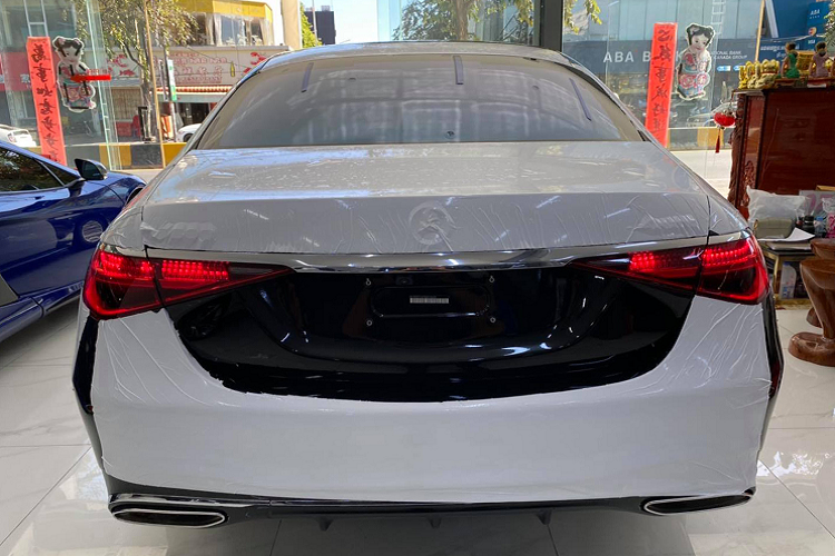 Tại Việt Nam, mẫu xe sang Mercedes-Benz S500 2021 cũng đã bắt đầu được các showroom tư nhân chào bán. Phiên bản này có giá dự kiến khoảng 7,5 tỷ đồng khi nhập đơn lẻ về Việt Nam, tương đương giá của một chiếc Maybach S450 4Matic đang bán chính hãng. Với đơn vị chính hãng, có lẽ phải một thời gian khá lâu nữa mới chính thức phân phối phiên bản hoàn toàn mới.