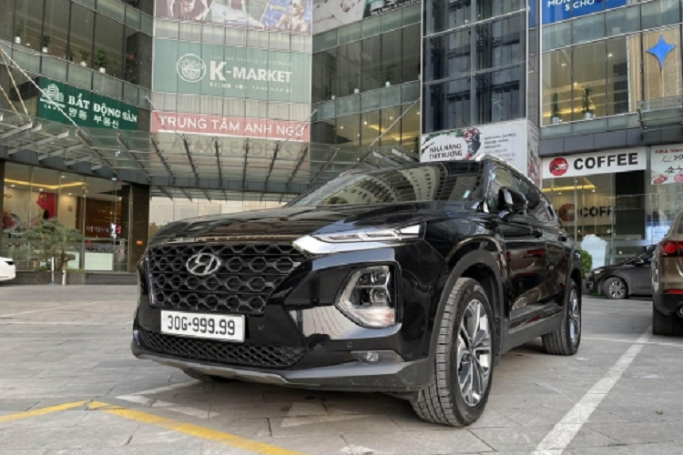 Với chiếc Hyundai SantaFe tiền tỷ biển số “ngũ quý” 9 này cũng vậy, đây chiếc xe gần như mới 100% và có dãy số cao nhất của đầu biển 30G tại Thủ đô, do vậy nếu bỏ qua chiếc xe này thì thực sự là sai lầm, và tôi đã thực sự sở hữu được nó.”