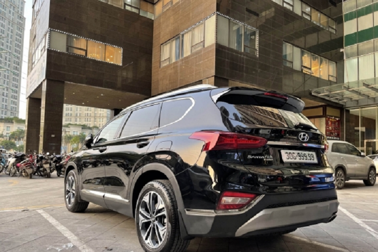 Những công nghệ an toàn cao cấp trên SantaFe gồm: Cảnh báo lùi phương tiện cắt ngang RCCA, Khóa an toàn thông minh SAE, Cảnh báo người ngồi hàng ghế sau, Phanh tay điện tử EPB, Hệ thống cảnh báo điểm mù BSD, Giữ phanh tự động Auto Hold, Hệ thống hỗ trợ đỗ xe PDW. Chiếc Hyundai Santa Fe “ngũ quý” 9 được trang bị động cơ xăng Theta II 2.4 GDI cho công suất 188 mã lực tại 6.000 vòng/phút và mô-men xoắn 241 Nm tại 4.000 vòng/phút kết hợp với hộp số tự động 8 cấp.