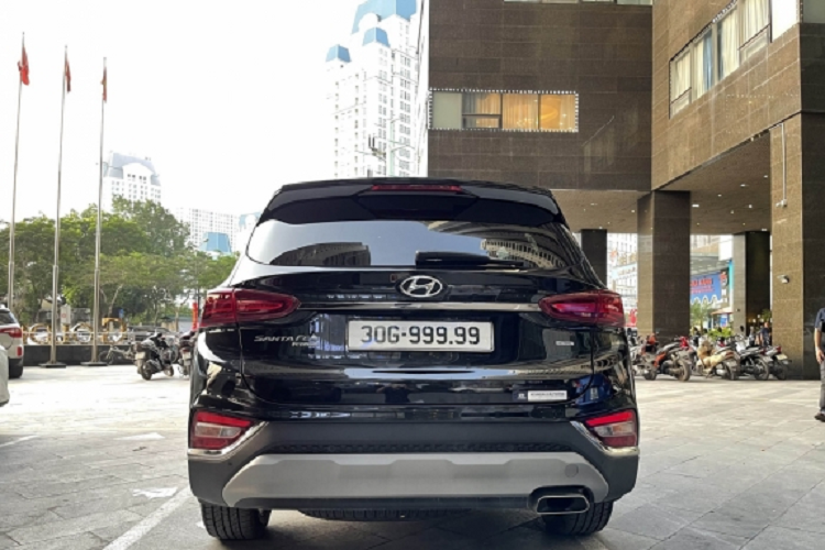 Không chỉ vậy, Hyundai SantaFe mới còn được thiết kế màn hình cảm ứng nổi 8 inch kế nối với Apple CarPlay/ Bluetooth/ AUX/ Radio/ Mp4 cùng hệ thống âm thanh Arkamys Premium 6 loa. Các tiện nghi xuất hiện trên Santa Fe Xăng Premium như sạc không dây chuẩn Qi, cửa sổ trời toàn cảnh panorama, ổ cắm 12V, cửa kính tự động, gạt mưa tự động...