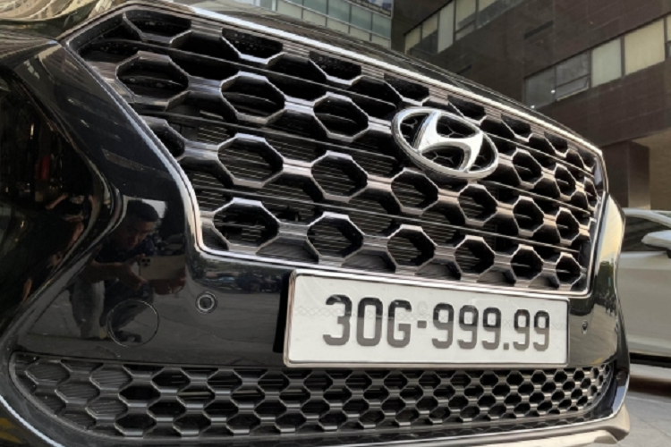 Tại Việt Nam, Hyundai SantaFe thế hệ hiện hành được ra mắt vào đầu năm 2019 với sự "lột xác" hoàn toàn. Mẫu SUV 7 chỗ này có thiết kế hiện đại, trẻ trung cùng không gian nội thất sang trọng.