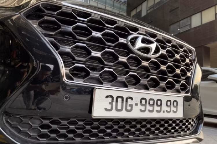 Tại Việt Nam, Hyundai SantaFe thế hệ hiện hành được ra mắt vào đầu năm 2019 với sự "lột xác" hoàn toàn. Mẫu SUV 7 chỗ này có thiết kế hiện đại, trẻ trung cùng không gian nội thất sang trọng.