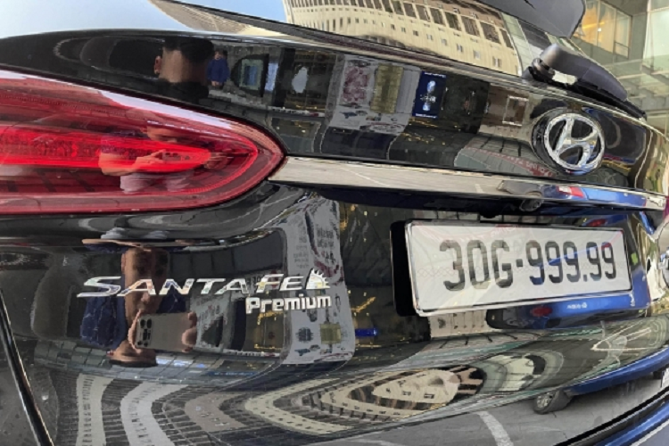 Về phần mình, chiếc SantaFe 30G-999.99 của anh Đỗ Trung Hiếu là phiên bản 2.4 Xăng Premium, xe có giá niêm yết là 1.185 tỷ đồng. Như vậy sau khi bán lại, chủ nhân cũ của chiếc xe đã lãi tới gần 3 tỷ đồng.