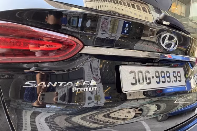 Về phần mình, chiếc SantaFe 30G-999.99 của anh Đỗ Trung Hiếu là phiên bản 2.4 Xăng Premium, xe có giá niêm yết là 1.185 tỷ đồng. Như vậy sau khi bán lại, chủ nhân cũ của chiếc xe đã lãi tới gần 3 tỷ đồng.