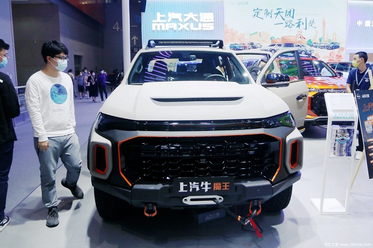 Mặc dù được chế tạo dựa trên Maxus T90, xe bán tải Bull Demon King không có mấy điểm tương đồng về mặt ngoại thất với mẫu xe tiền nhiệm. Mặt trước dữ dằn với lưới tản nhiệt và logo đen tuyền mang lại vẻ ấn tượng ban đầu cho chiếc bán tải này. Bên cạnh dó, các chi tiết đèn pha phân tách, thanh đèn trên nóc, và một tấm cản va off-road cũng giúp hoàn thiện vẻ ngoài cứng cáp, sẵn sàng chinh phục địa hình thử thách.