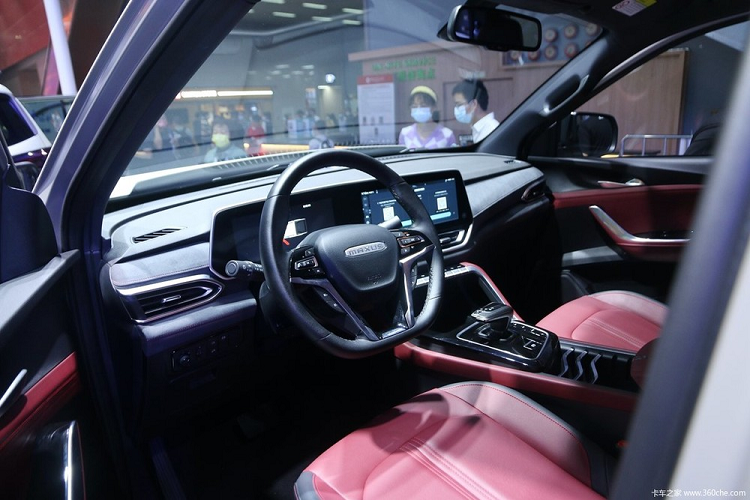 Ở phía sau, mẫu bán tải mới này có đèn hậu tối màu, tấm cản va off-road, và một thanh móc cẩu tùy chọn trông rất phù hợp với thiết kế chung. Trong khi đó, thùng xe có những điểm thắt dây và khung chống lật để tăng cường độ an toàn, đồng thời có chở sẵn một bánh xe dự phòng.