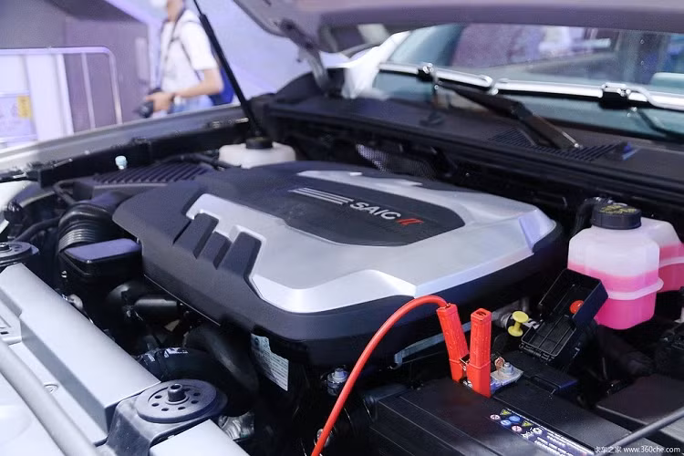 Tuy nhiên đối với nội thất, thiết kế của Maxus Bull Demon King lại có thiết kế giống như một mẫu xe sedan với những bề mặt bọc dao, màn hình lớn, và những đường cong mềm mại. Mặt táp lô xe có thiết kế chia tầng rõ rệt, và điểm đáng lưu ý nhất là hệ thống màn hình kép, uốn cong bao gồm cả bảng đồng hồ kỹ thuật số và hệ thống thông tin giải trí. Nhìn chung, nội thất của xe có phần trái ngược vẻ mạnh mẽ của ngoại thất, nhưng trông cũng sang trọng và tiện nghi.