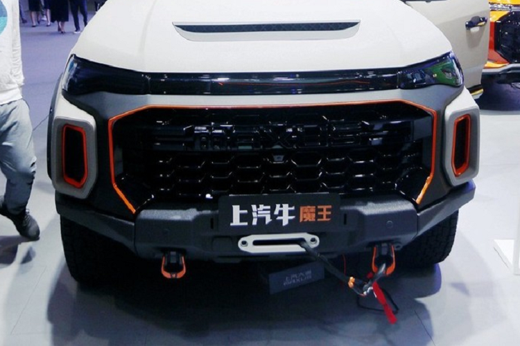 Bên dưới nắp capô, mẫu bán tải mới này trang bị động cơ tăng áp kép dung tích 2.0 lít của SAIC, sản sinh công suất 218 mã lực và 500 Nm mô-men xoắn cực đại. Động cơ được ghép cặp với hộp số tự động 8 cấp, và sẽ mang lại sức kéo ấn tượng lên tới 3,5 tấn. Giá xe SAIC Maxus Bull Demon King dự kiến sẽ gần 250.000 nhân dân tệ (tương đương 887 triệu đồng), tương đối cao nhưng có vẻ là xứng đáng.