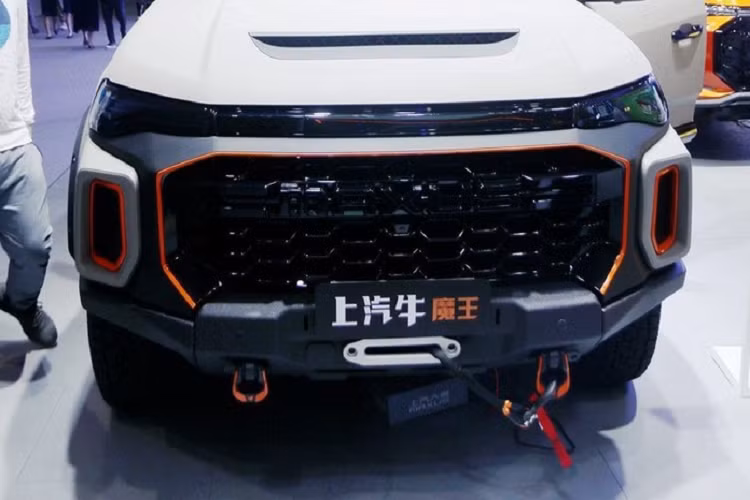 Bên dưới nắp capô, mẫu bán tải mới này trang bị động cơ tăng áp kép dung tích 2.0 lít của SAIC, sản sinh công suất 218 mã lực và 500 Nm mô-men xoắn cực đại. Động cơ được ghép cặp với hộp số tự động 8 cấp, và sẽ mang lại sức kéo ấn tượng lên tới 3,5 tấn. Giá xe SAIC Maxus Bull Demon King dự kiến sẽ gần 250.000 nhân dân tệ (tương đương 887 triệu đồng), tương đối cao nhưng có vẻ là xứng đáng.