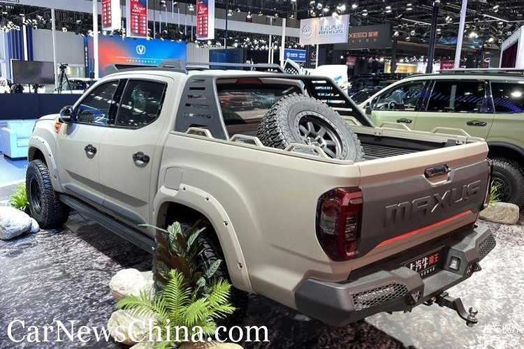 Nhìn sang bên sườn, ta thấy “Ngưu Ma Vương” có vòm bánh xe rộng với những tấm ốp đệm lớn, bao quanh bộ lốp xe chuyên đi địa hình. Đội ngũ thiết kế của SAIC tập trung làm nổi bật những đường nét mạnh mẽ chạy dọc theo thân xe, và không sử dụng một chút chi tiết trang trí mạ crôm nào cả