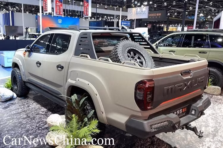 Nhìn sang bên sườn, ta thấy “Ngưu Ma Vương” có vòm bánh xe rộng với những tấm ốp đệm lớn, bao quanh bộ lốp xe chuyên đi địa hình. Đội ngũ thiết kế của SAIC tập trung làm nổi bật những đường nét mạnh mẽ chạy dọc theo thân xe, và không sử dụng một chút chi tiết trang trí mạ crôm nào cả