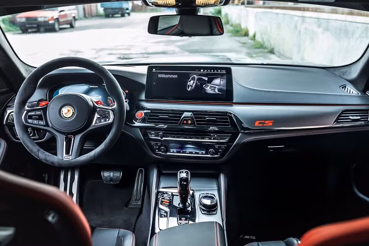 Thay đổi duy nhất bên trong xe là vô lăng thể thao bọc Alcantara cùng logo Manhart. Các chi tiết còn lại hầu như được giữ nguyên theo phiên bản M5 CS.