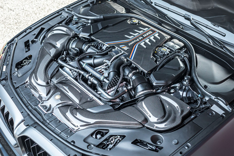 BMW M5 CS tiêu chuẩn có công suất tối đa 636 mã lực và mô-men xoắn 750 Nm. Với nâng cấp bộ MHtronic cùng cửa hút bằng sợi carbon, Manhart đã tăng công suất chiếc M5 lên mức 788 mã lực và mô-men xoắn 935 Nm.