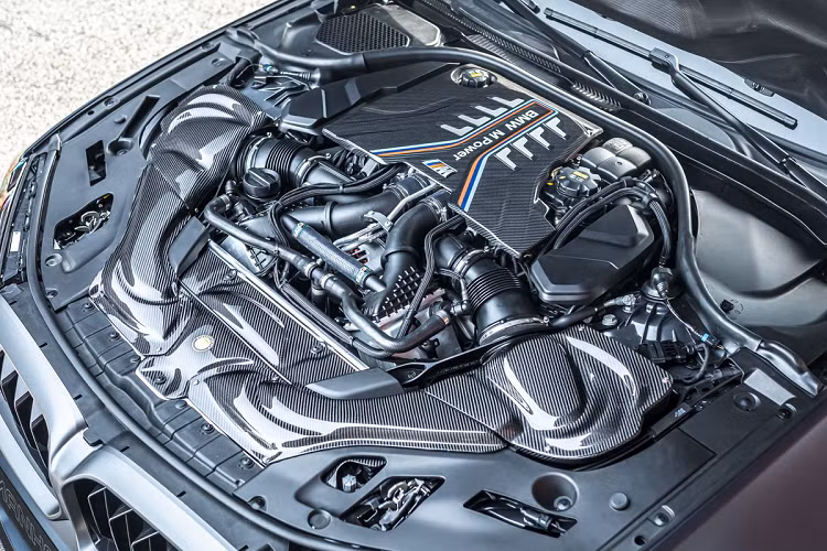 BMW M5 CS tiêu chuẩn có công suất tối đa 636 mã lực và mô-men xoắn 750 Nm. Với nâng cấp bộ MHtronic cùng cửa hút bằng sợi carbon, Manhart đã tăng công suất chiếc M5 lên mức 788 mã lực và mô-men xoắn 935 Nm.